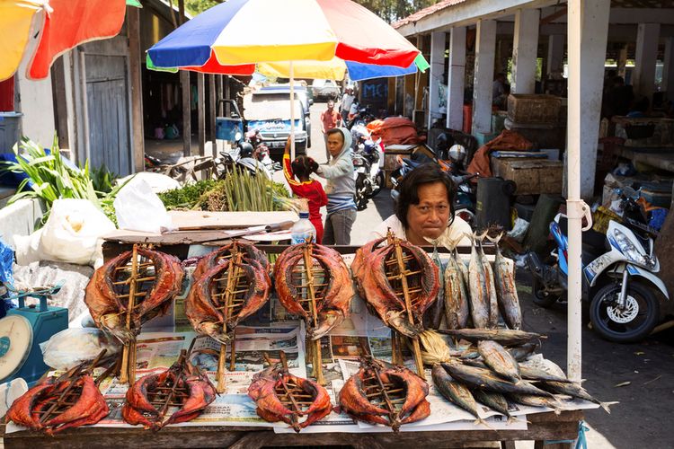 Ilustrasi pedagang ikan kering di Pasar Tomohon di Sulawesi Utara. 