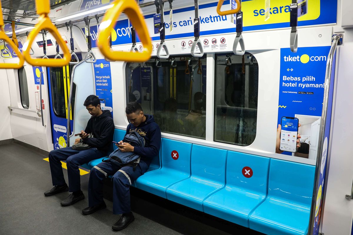 Warga duduk dengan menerapkan social distancing atau saling menjaga jarak guna mencegah penyebaran virus corona di Stasiun MRT Bundaran HI, Jakarta Pusat, Jumat (20/3/2020). PT MRT Jakarta (Perseroda) mengimbau para penumpang untuk menjaga jarak aman dengan penumpang lainnya, minimal dalam radius satu meter.