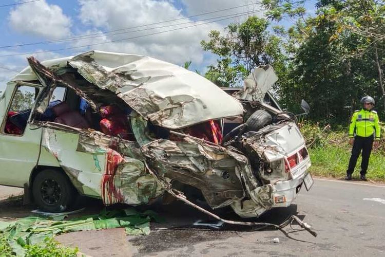 Kondisi mobil travel yang terlibat kecelakaan usai menabrak truk pengangkut sawit dan menyebabkan tiga orang penumpang tewas di tempat.