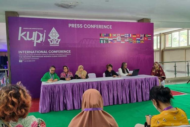 Ulama perempuan delegasi dari beberapa negara menghadiri konferensi pers di UIN Walisong Semarang, rabu (23/11/2022).