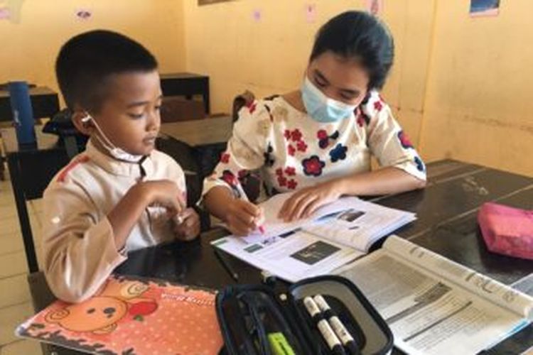 Celine saat mengajar salah satu siswa di SD Tunas Bangsa Bontang Kalimantan Timur.