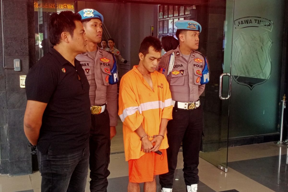 Pelaku pembunuhan di losmen Kota Malang, Ahmad Komarudin (26), seorang buruh bangunan telah ditangkap polisi. Ia membunuh pacarnya pada Selasa (17/6/2025).