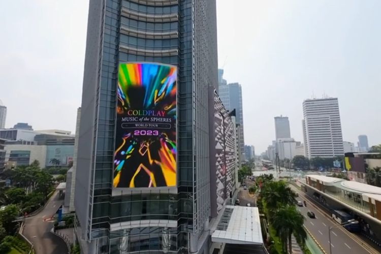 Akun Instagram promotor musik PK Entertainment mengunggah video billboard Coldplay di beberapa titik di Jakarta.