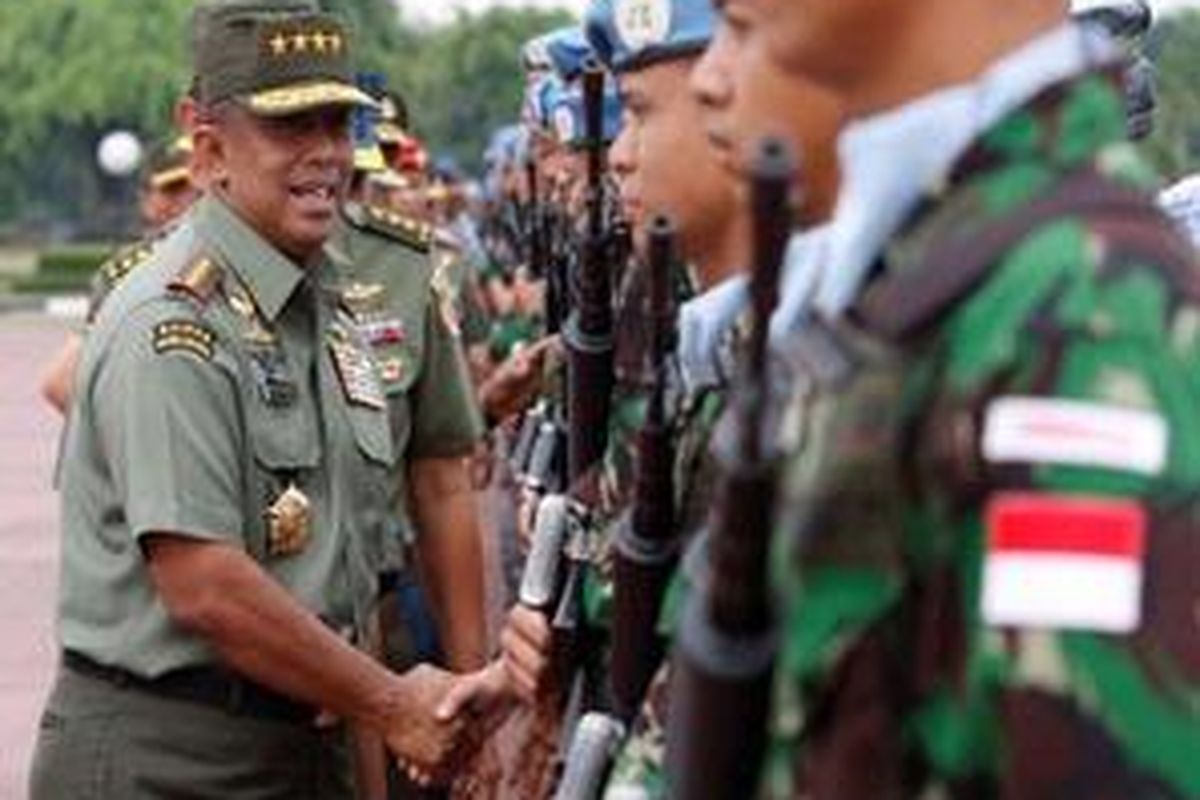 Panglima TNI Jenderal TNI Djoko Santoso memberikan ucapan selamat pada Kontingen Garuda XXIII-B/UNIFIL pada upacara penyambutan di Markas Besar TNI Cilangkap, Jakarta Timur, Rabu (10/12).