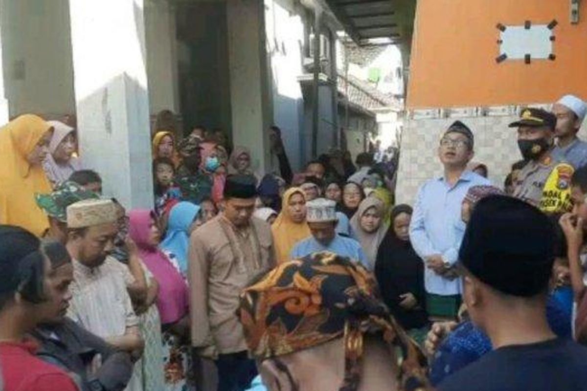 Pemakaman putra ulama Arrazy Hasyim di Tuban, Jawa Timur, Rabu (22/6/2022).