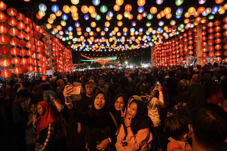 Warga memadati kawasan Pasar Gede yang dihiasi dengan lampion saat malam Tahun Baru Imlek 2019 di Solo, Jawa Tengah, Senin (4/2/2019). Panitia Imlek Solo memasang ribuan lampion di kawasan Pasar Gede untuk memeriahkan perayaan Tahun Baru Imlek 2570/2019 sekaligus juga sebagai daya tarik wisatawan berkunjung ke Kota Solo.