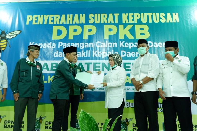 Pasangan Tatu-Panji saat menerima surat keputusan rekomendasi dari DPP PKB 