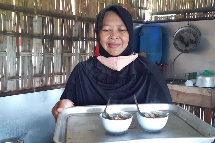Sri Wahyuni (49) atau akrab disapa Yuni Sule penjual soto sewu asal Dusun Bolo, Desa Karangasem, Kelurahan Banaran, Kecamatan Sambungmacan, Sragen, Jawa Tengah, Senin (5/4/2021).