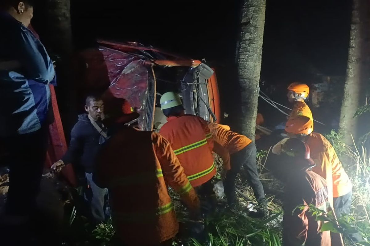 Petugas Basarnas Bali berusaha mengevakuasi jenazah sopir truk yang terjepit di Desa Kertha Mandala, Kecamatan Abang, Kabupaten Karangasem, Provinsi Bali, Senin (2/6/2025) malam.