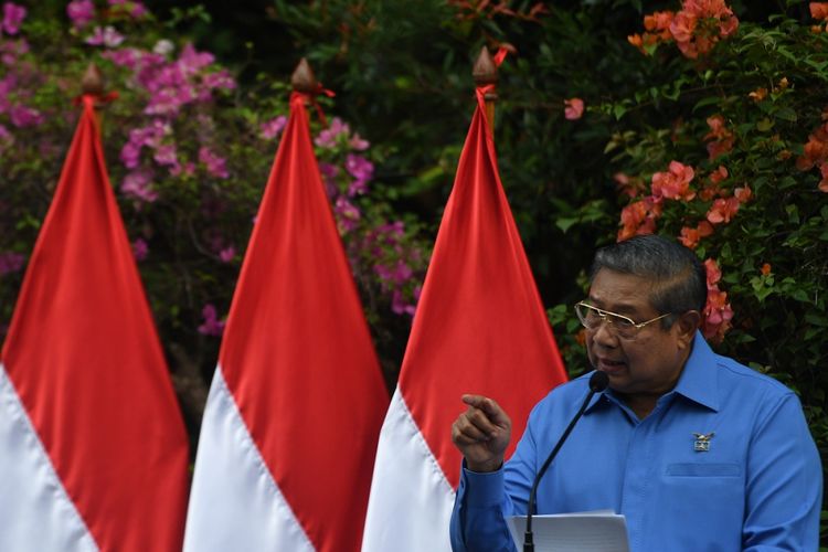 Ketua Umum Partai Demokrat Susilo Bambang Yudhoyono menyampaikan pidato politik dalam HUT ke-16 Partai Demokrat di Puri Cikeas, Bogor, Jawa Barat, Sabtu (9/9/2017). Dalam pidatonya SBY menyampaikan sejumlah hal diantaranya mengajak semua komponen bangsa untuk menciptakan lapangan kerja serta daya beli rakyat, meneruskan pemberantasan korupsi dengan mendukung KPK, dan meminta penegakan hukum secara adil tidak tebang pilih. 