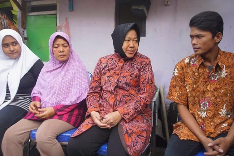 Wali Kota Surabaya Tri Rismaharini takziah ke rumah duka almarhum Agus Riyadi di Tambak Arum VII nomor 8, Surabaya, Kamis (16/5/2019). Di rumah duka, Risma ditemui oleh istri almarhum, Mukaromah dan kedua anaknya, yaitu Erlan Dwi Firmansyah dan Pamela.