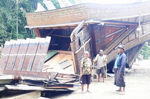 Rumah Adat di Toraja Roboh Akibat Terjangan Angin Kencang