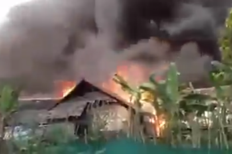 Dalam sebuah video, banyak warga dari desa Kinma Myanmar tengah, melarikan diri dari rumah mereka setelah pasukan junta membakar rumah-rumah selama penggerebekan pada 15 Juni. 