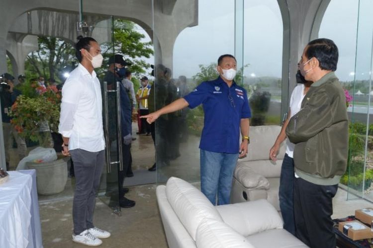 Sean Gelael (kiri) bersama Bambang Soesatyo (tengah) bertemu Presiden Joko Widodo di sela-sela peresmian Sirkuit Mandalika, Jumat (12/11/2021).