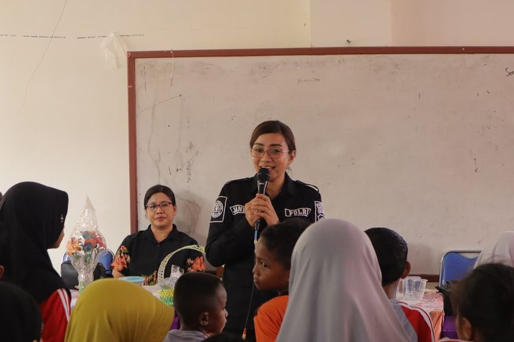 Aparat Polresta Pulau Ambon menggelar sosialisasi stop bullying kepada ratusan siswa di SD Negeri 91 Waiheru, Kota Ambon, Maluku, Jumat (31/5/2/24).
