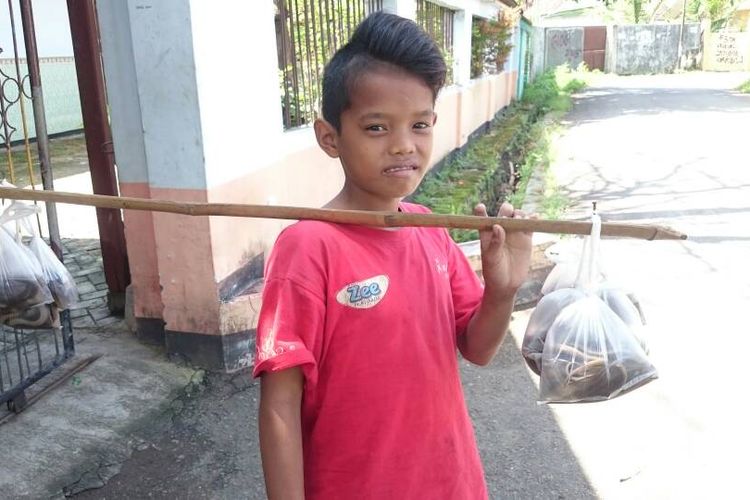 Muhammad, bocah asal Dompu, NTB ini ditemui disalah satu jalan kecil saat berjualan belut demi mencari biaya untuk sekolah.