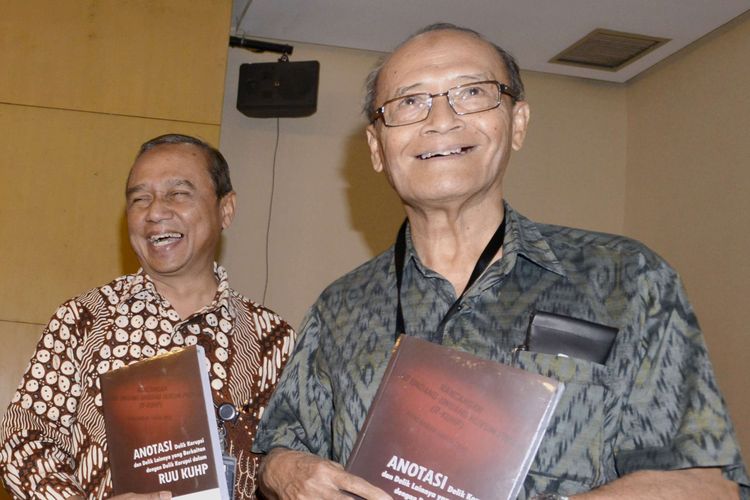 Arsip Foto : Pimpinan Komisi Pemberantasan Korupsi (KPK) Busyro Muqoddas (kiri) dan tokoh Muhammadiyah Buya Syafii Maarif (kanan) menunjukkan buku Anotasi Delik Korupsi dan Delik Lainnya yang Berkaitan Dengan Delik Korupsi dalam RUU KUHP yang diluncurkan dalam diskusi media dengan tema Tantangan & Peluang Pemberantasan Korupsi Pasca Suksesi di Kantor KPK, Jakarta Selatan, Kamis (28/8/2014). Buya Syafii Maarif wafat pada Jumat, 27 Mei 2022.