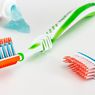 6 Tips Menjaga Kebersihan Sikat Gigi yang Disimpan di Kamar Mandi