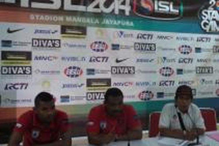 Asisten Pelatih Persipura Jayapura Chris Yarangga saat memberikan keterangan pers di Stadium Mandala Jayapura, Papua, Jumat (24/10/2014). 
