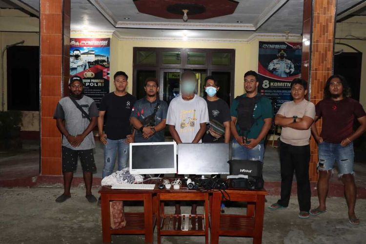 salah satu pelaku pencurian aset di Gedung Otonom Kabupaten Keerom, saat dibekuk polisi dari Polres Keerom, Selasa (12/12/2023).