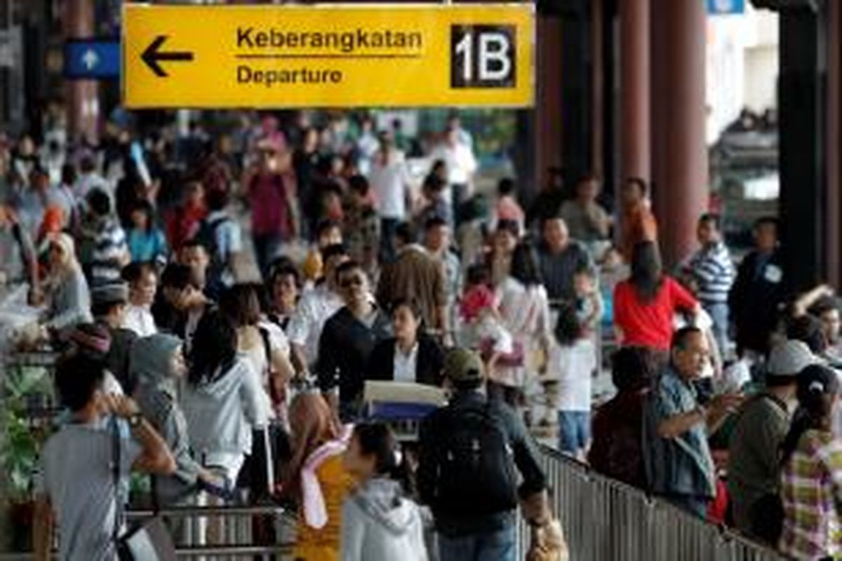 Calon penumpang memadati pintu keberangkatan Terminal 1 B Bandara Soekarno Hatta, Tangerang, Banten.