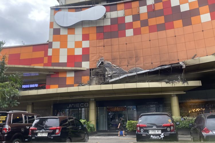 Kebakaran Mal Ciputra Cibubur Bikin Kerumunan, Pengunjung Kira Ada Artis