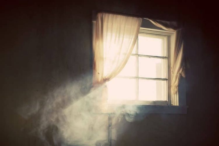 Bau asap rokok di dalam rumah 