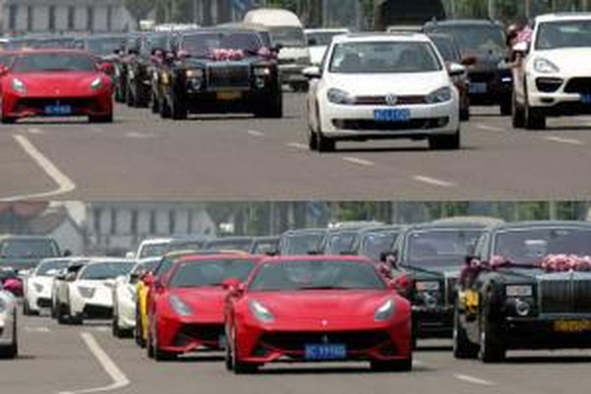 Rombongan mobil mewah mengawal pengantin di Wenzhou, China.