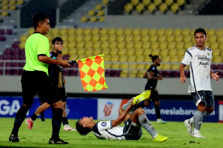 Pemain Persib Bandung Zalnando kesakitan saat mengalami cedera pada pertandingan pekan ke-14 Liga 1 2022-2023 melawan Dewa United di Stadion Manahan Solo, Rabu (14/12/2022) malam WIB.