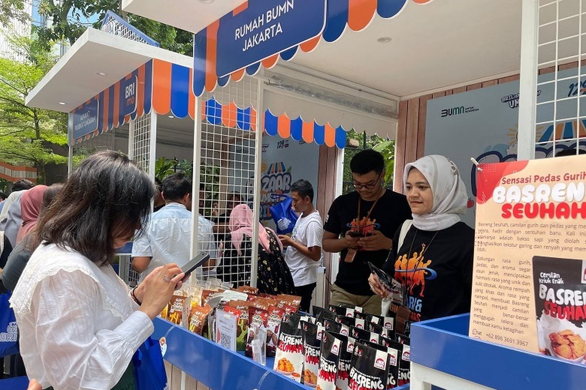 Bazar UMKM BRILiaN di Area Taman BRI, Jakarta, pada Jumat (15/11/2024).