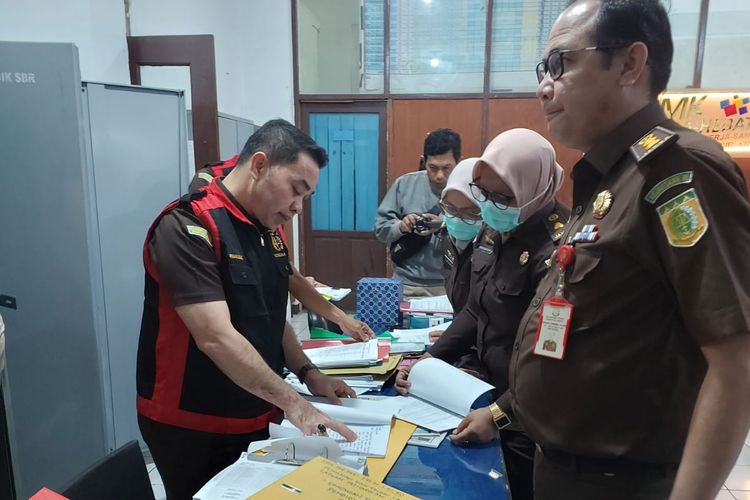 Kejati Sumbar geledah kantor Dinas Pendidikan Sumbar, Selasa (19/3/2024)