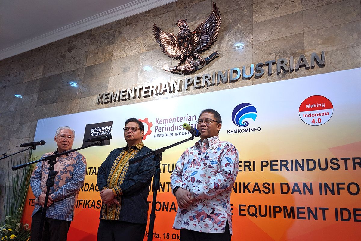 Menteri Komunikasi dan Informatika Rudiantara (kanan), Menteri Perindustrian Airlangga Hartarto (tengah), dan Menteri Perdagangan Enggartiasto Lukita usai menandatangani peraturan blokir ponsel BM via IMEI di kantor Kementerian Perindustrian di Jakarta, Jumat (18/10/2019).