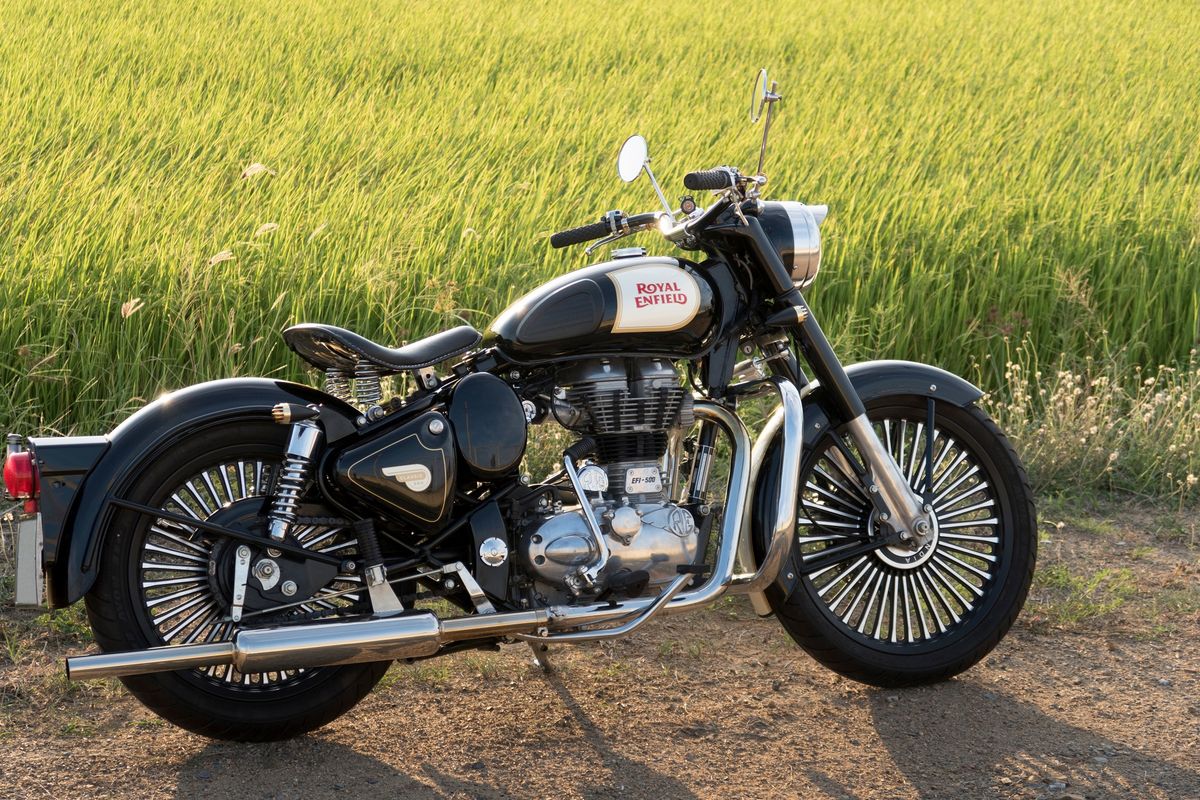 Royal Enfield Classic 500 dengan gaya retro Bobber. Gambar diambil di Bangkok, Thailand, pada April 2019. 