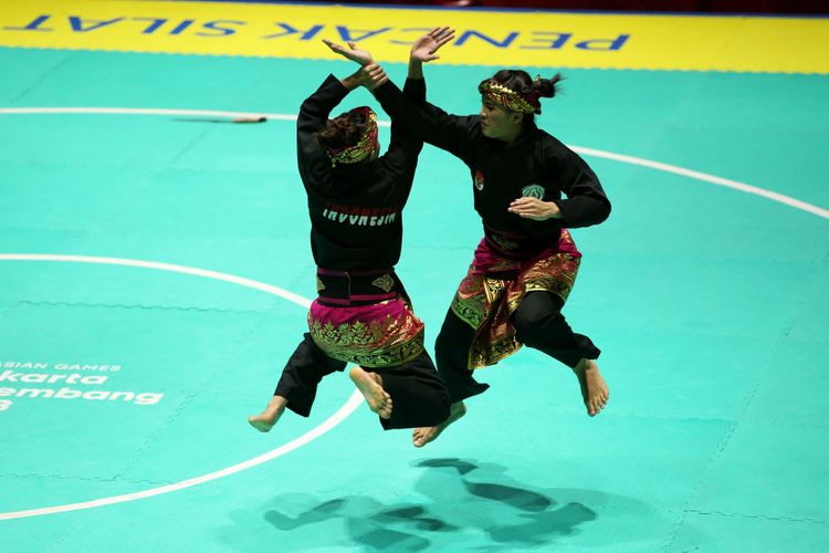 Pesilat ganda putri Indonesia,Ayu Sidan Wilantari dan Ni Made Dwiyanti bertanding dalam laga final yang berlangsung di Padepokan Pencak Silat Taman Mini Indonesia Indah, Jakarta, Rabu (29/8/2018). Mereka berhasil meraih medali emas