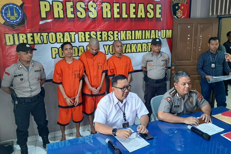 Tiga orang berinisial  CDF,  ODF dan MTN yang diduga terlibat melakukan penganiayaan hingga menyebabkan mahasiswa Timor Leste, Joao Bosco Baptista (21) saat dihadirkan dalam jumpa pers di Mapolda DIY