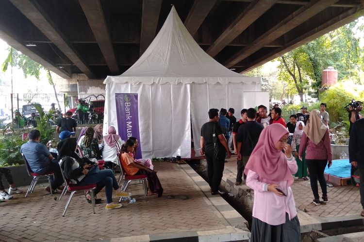 Di Kolong Jembatan Anak Jalanan dan  Punk Dapat Hapus Tato  