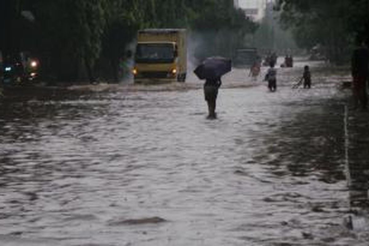 banjir menggenangi ruas jalan hampir sepanjang jalur dari arah Universitas Kristen Indonesia di Cawang, menuju arah Kebon Nanas, Jakarta Timur. Rabu (13/11/2013)
