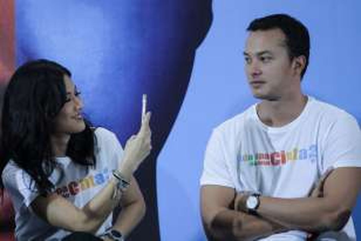 Dian Sastrowardoyo dan Nicholas Saputra, pemain film Ada Apa dengan Cinta 2, saat konferensi pers di Jakarta, Senin (25/4/2016). Film drama romantis arahan sutradara Riri Riza ini tayang di bioskop mulai 28 April mendatang. 