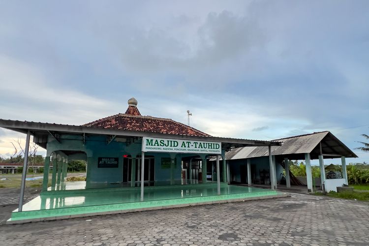 Masjid At Tauhid Dekat Jembatan Pandansimo.