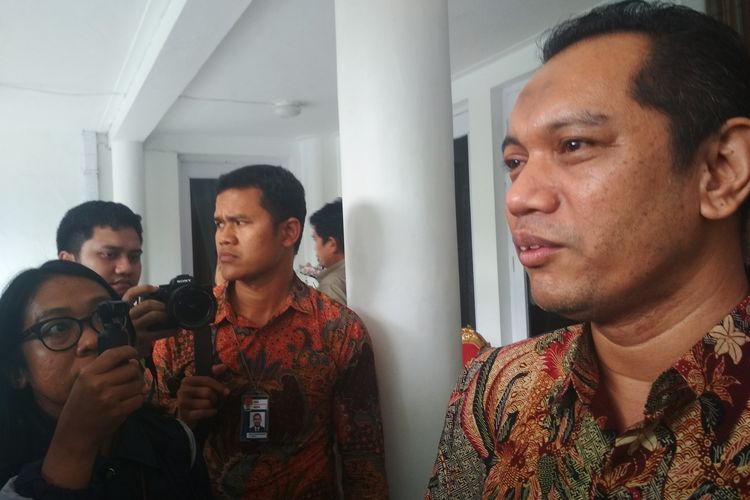 Wakil ketua KPK Nurul Ghufron saat diwawancara di rujab gubernur Sulawesi Selatan di Jalan Jenderal Sudirman, Makassar, Senin (2/3/2020).