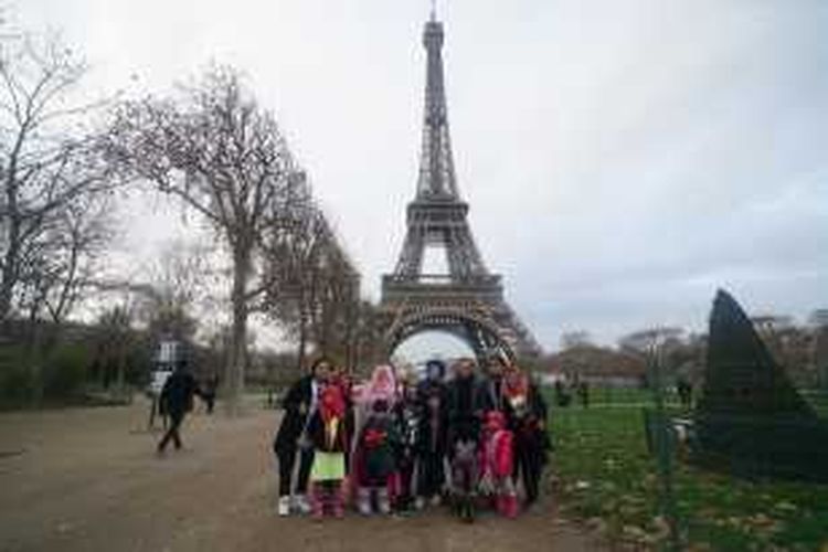 Keluarga Gen Halilintar tengah traveling ke Menara Eifell, Perancis baru-baru ini
