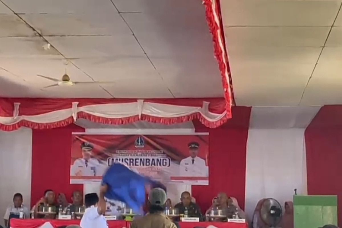 Seorang kepala desa di Kabupaten Bone, Sulawesi Selatan membanting kursi dalam rapat Musrembang lantaran kesal jalanan desanya telah puluhan tahun tak diaspal. Rabu, (21/2/2024)