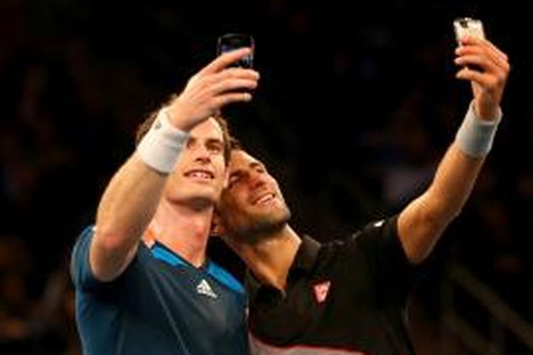 Petenis Inggris Andy Murray (kiri) dan Novak Djokovic dari Serbia melakukan selfie menggunakan kamera masing-masing pada laga ekshibisi untuk merayakan Hari Tenis Sedunia di Madison Square Garden, New York, Senin (3/3/2014).