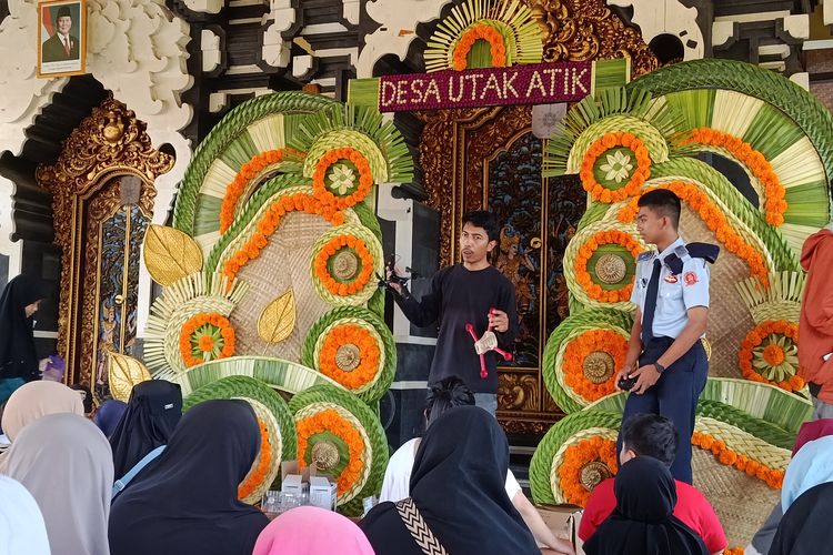 Maker asal Bali, Anak Agung Duwi Arsana (tengah) saat sesi workshop (lokakarya) drone di pameran Desa Utak Atik di Desa Serangan, Bali, Sabtu (6/12/2025). Desa Utak Atik digagas oleh CAST Foundation, Fab Lab Bali, dan Meaningful Design Group.