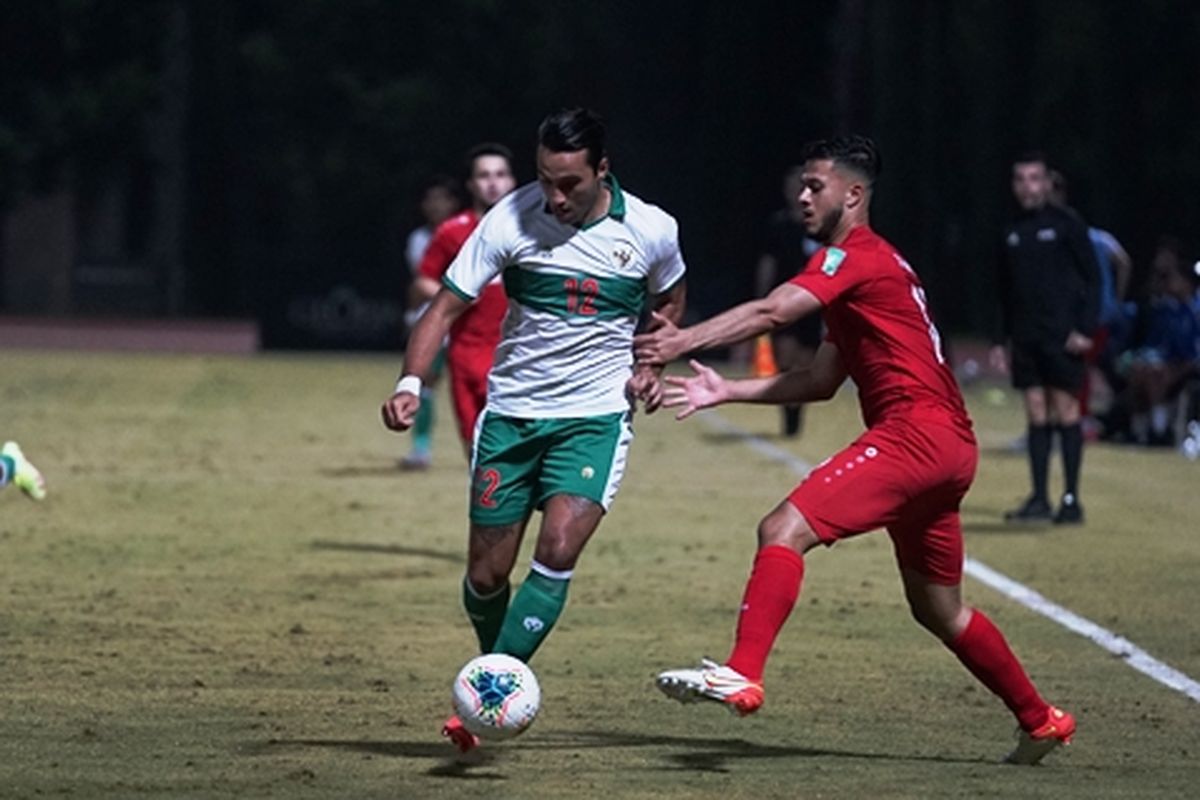 Aksi penyerang timnas Indonesia, Ezra Walian, dalam laga persahabatan melawan Afganistan, Selasa (16/11/2021). 