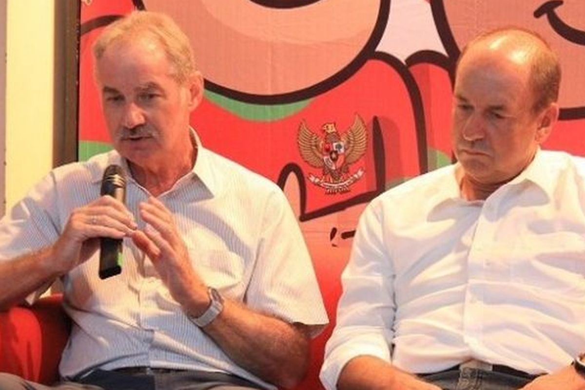 Former Indonesian national team coach Alfred Riedl (left) and his assistant Hans-Peter Schaller talk about the teams prospects before the 2016 AFF Cup at the offices of the Bola sports tabloid in Jakarta on 23 August 2016 