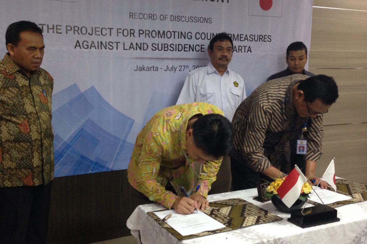 Penandatanganan kerja sama penanggulangan laju penurunan permukaan tanah antara Kementerian PUPR dengan International Cooperation Agency (JICA), di Kantor Kementerian PUPR, Kamis (27/7/2017).