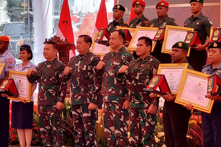 Panglima TNI Laksamana Yudo Margono memberikan penghargaan kepada 20 prajurit TNI yang berprestasi. Pemberian penghargaan berupa piagam dan plakat itu dilaksanakan saat Rapim TNI di Museum Satria Mandala, Jakarta, Kamis (9/2/2023).