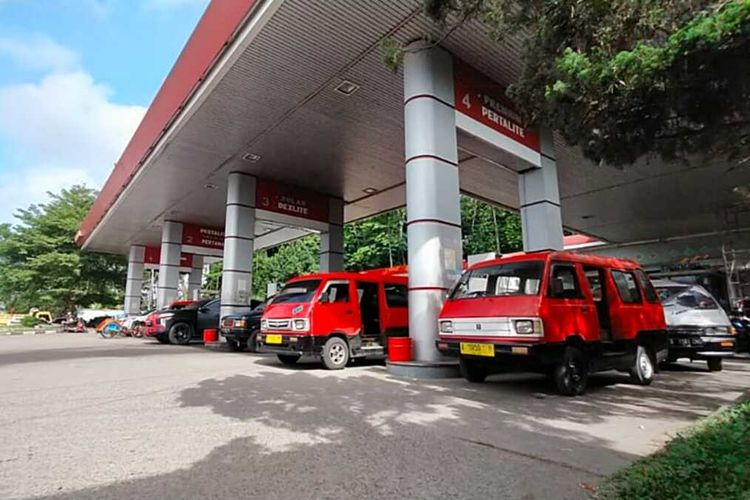 Antrean kendaraan di SPBU Mandala, Rangkasbitung, sesaat setelah harga BBM naik pada Sabtu (3/9/2022). Asosiasi Serikat Pekerja minta Jokowi batalkan kenaikan harga BBM.