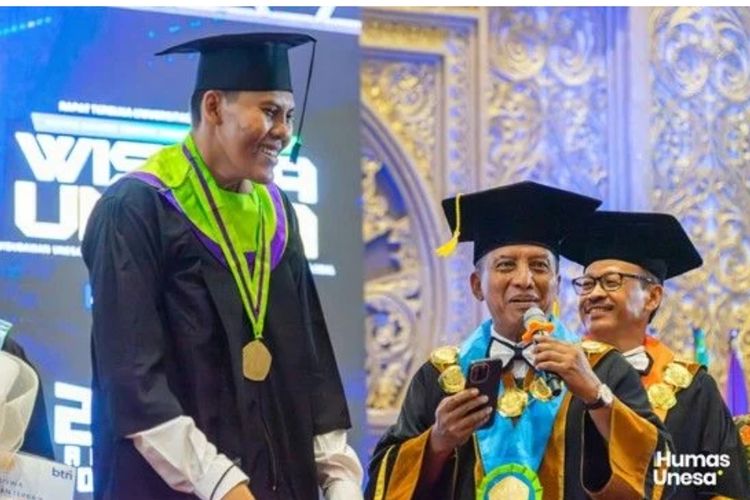 Hilang Penglihatan Sejak Usia 12 Tahun, El Lulus S1 Unesa dan Dapat Beasiswa S2